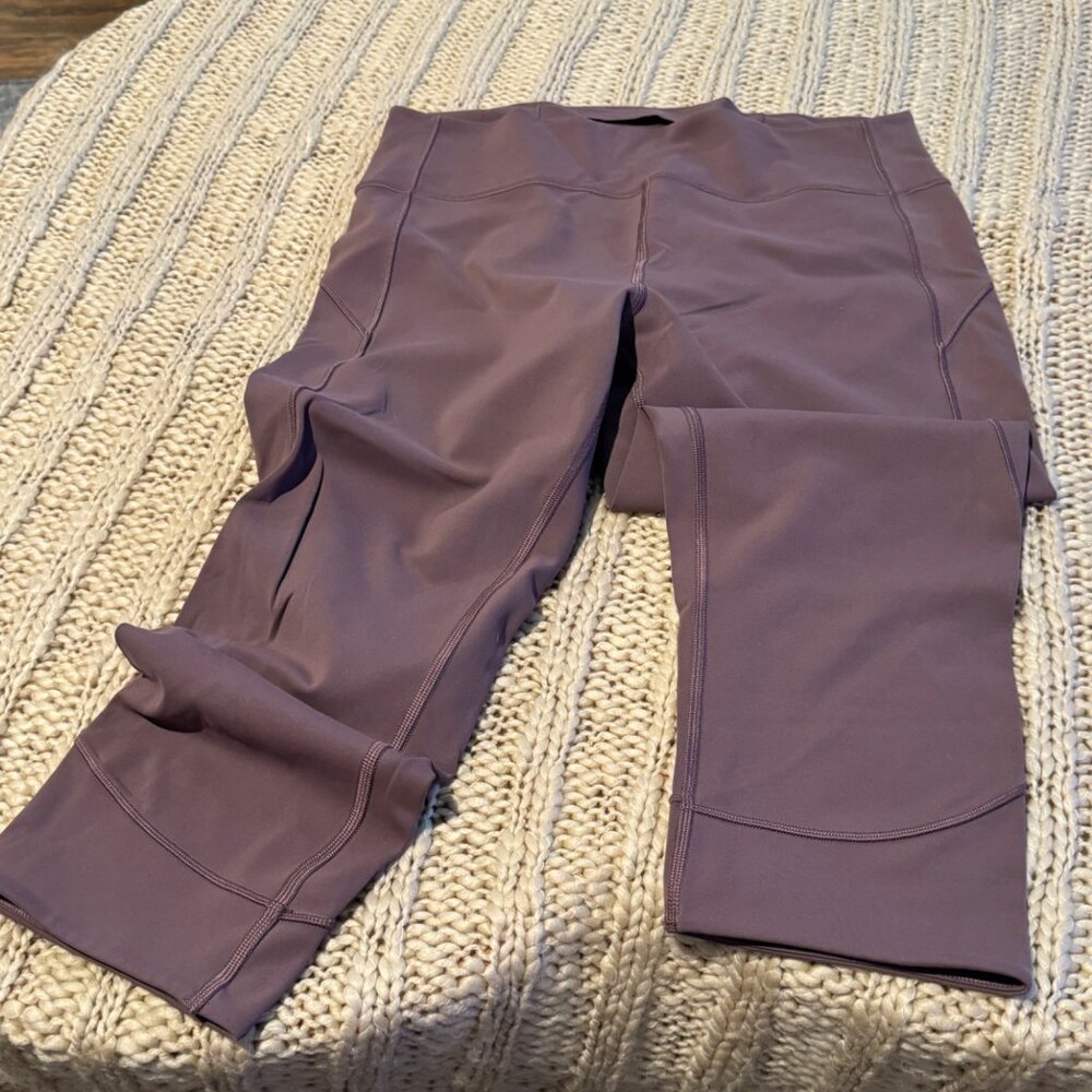 Lululemon In Movement crop Everlux 22” legging woman’s size 12 light purple